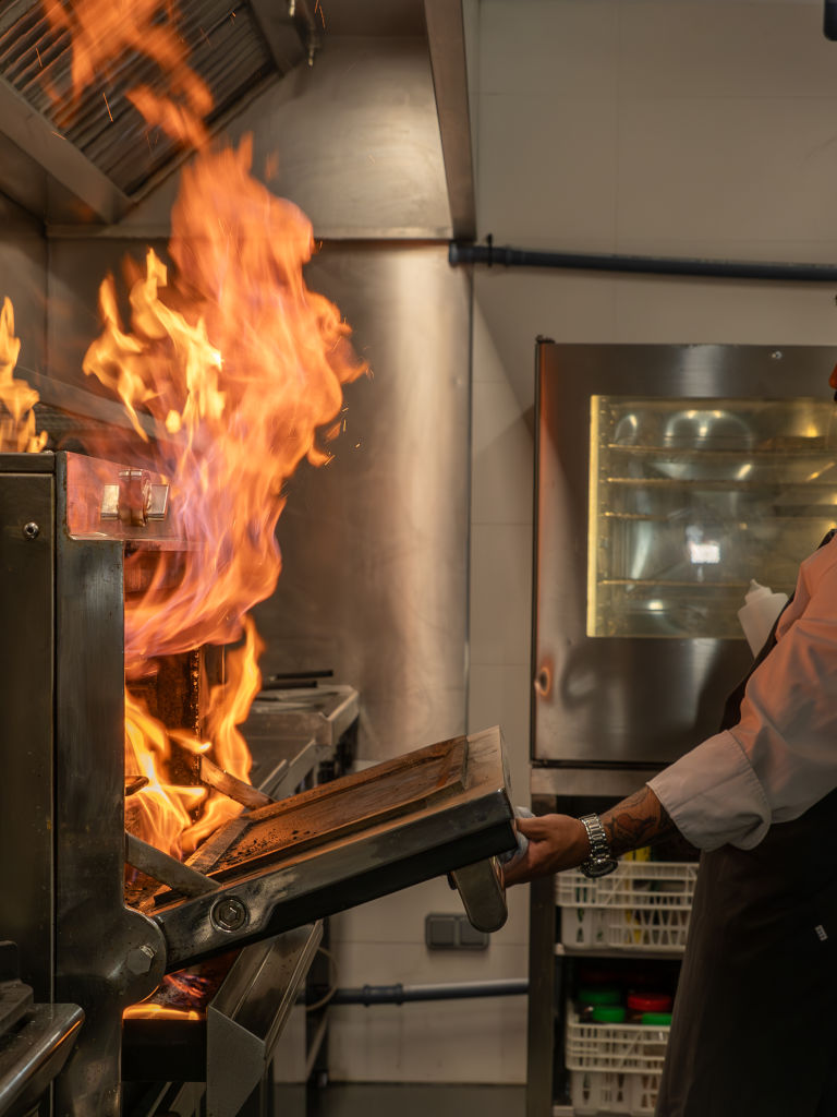 cuina de bona carn de proximitat a baixa temperatura i entrecots a la pedra cuina de bona carn de proximitat a baixa temperatura i entrecots a la pedra