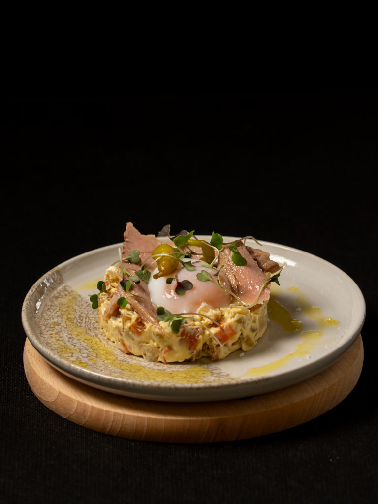 tapa ensaladilla russa amb ou poche i lacon tapa ensaladilla russa amb ou poche i lacon